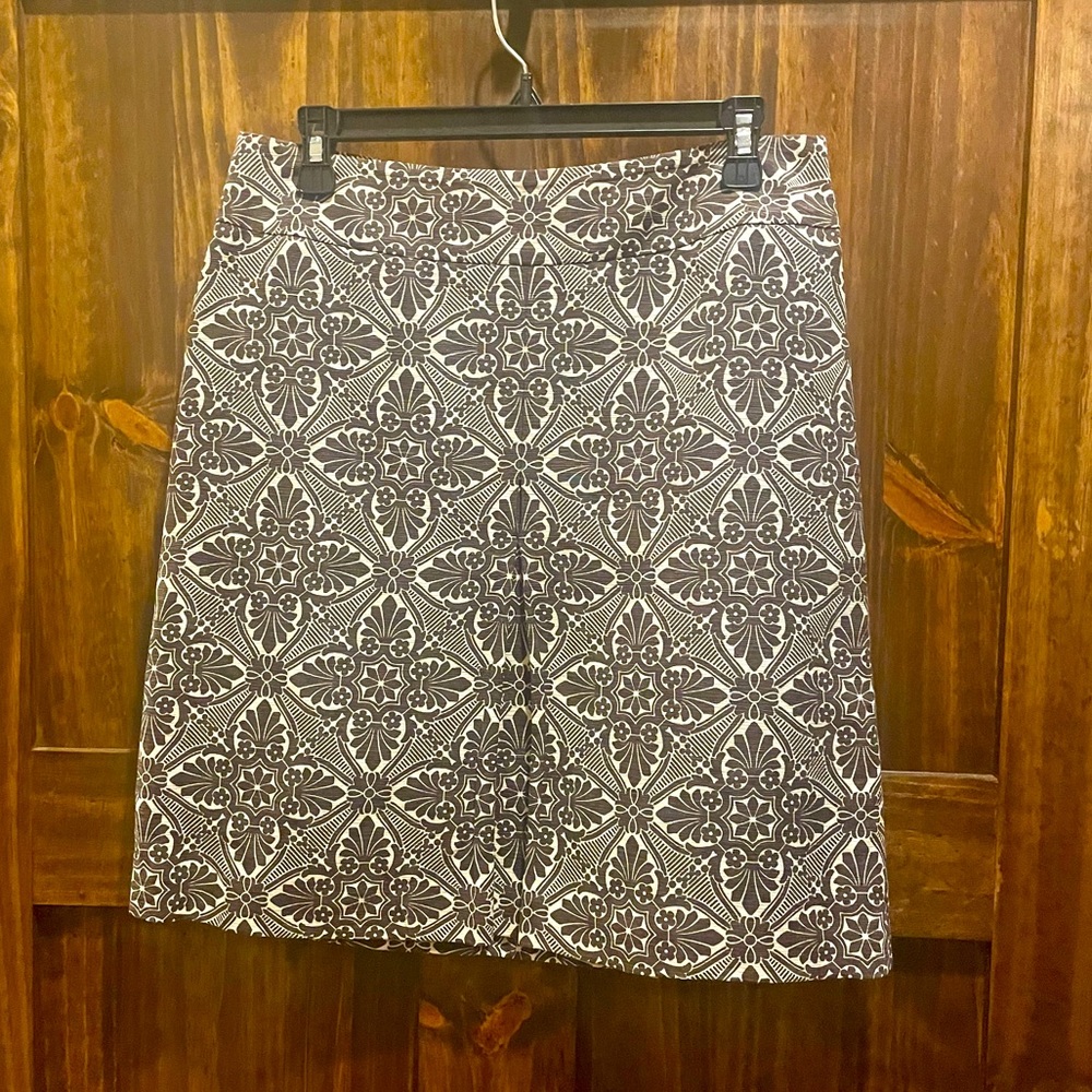 A-line fully lined 8 skirt w/ front pleat by Loft. Chocolate & cream.Side zipper